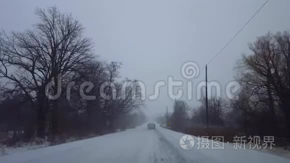 驾驶乡村道路与常绿森林树木在路边行驶在车辆后面。 卡车后面的司机视角POV