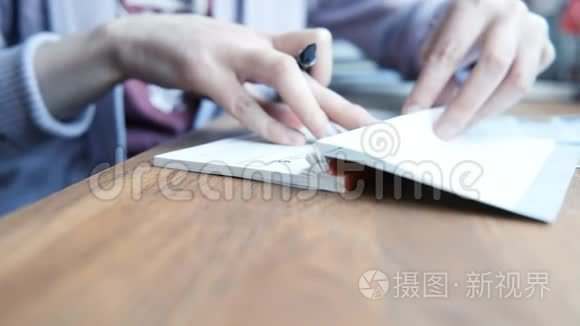 女人用钢笔写支票簿视频