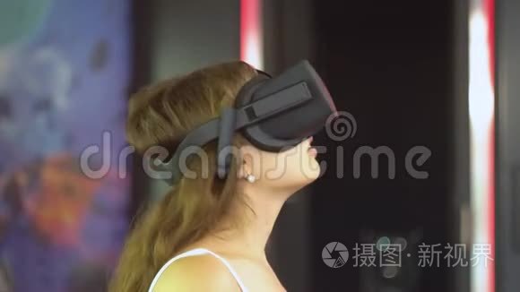 虚拟现实护目镜的年轻女孩