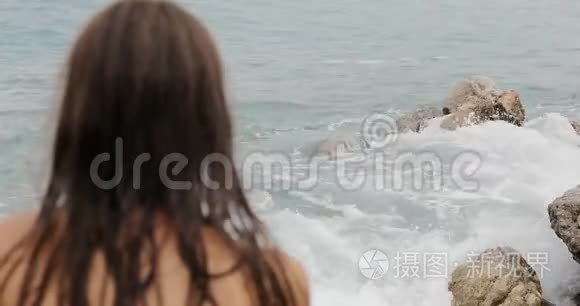 女孩看着海上海岸线