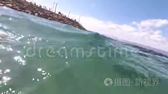 照相机被淹没在红海的水下