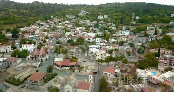 塞浦路斯山区小镇的风景鸟瞰图视频