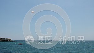 跳伞者在海上翱翔视频