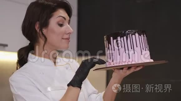 女面包师正在用小软糖装饰生日蛋糕