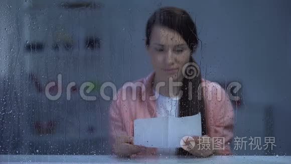 体贴的女人在雨窗后读信，有怀旧的记忆