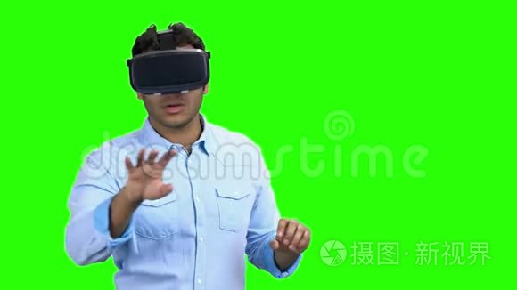 害怕亚洲男人用VR眼镜。