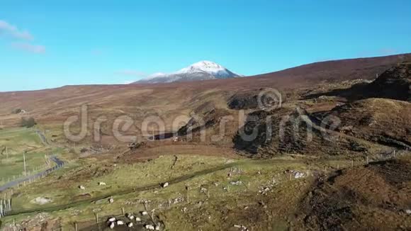阿尔格拉的空中景色更接近埃里加尔山，这是爱尔兰多尼加尔最高的山视频的预览图