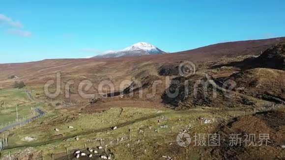 阿尔格拉的空中景色更接近埃里加尔山，这是爱尔兰多尼加尔最高的山