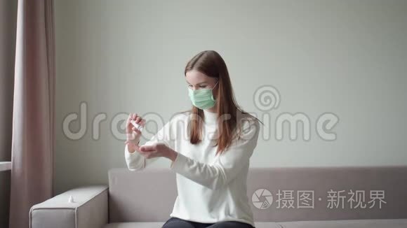 漂亮的年轻女孩用手消毒。 奥维，冠状病毒，流感，急性呼吸道疾病..