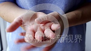 女人从瓶子里把沙化液挤到手上视频