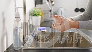 女人在厨房用液体肥皂洗手视频