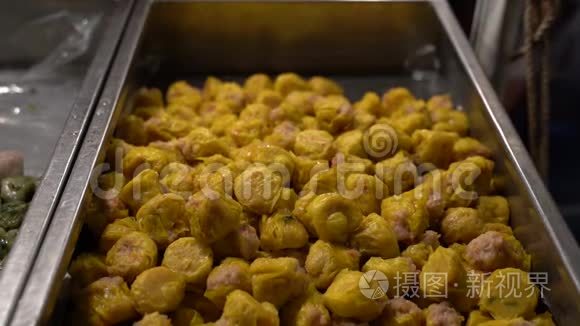 中国韭菜饺子，点心，中国糯米饺子在亚洲夜市上出售。 曼谷街头美食