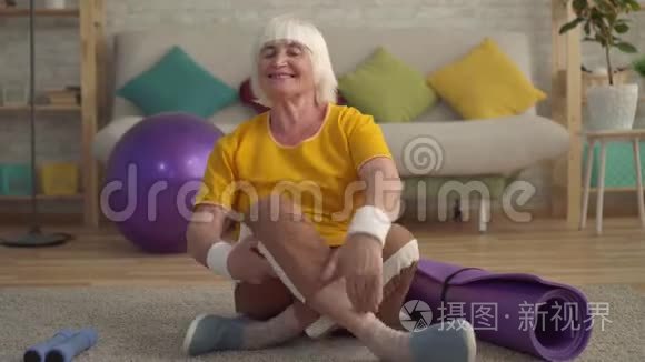 积极运动的老年妇女和瑜伽垫视频