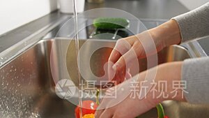 女人在厨房里洗水果和蔬菜视频