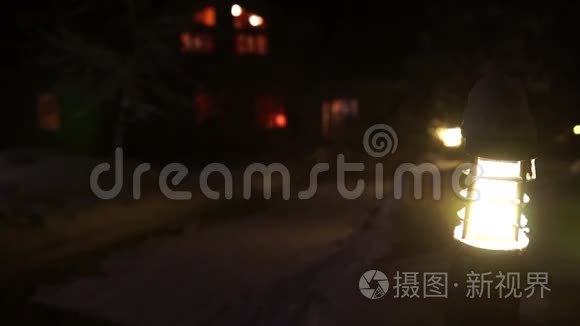 冬季雪夜郊区住宅区