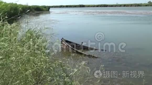 沙锡湖岸边的沉没船视频