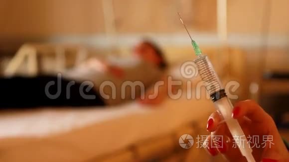 151080p开朗的女人坐在退潮,抬高她的手高兴地在她的朋友时推她的屁股