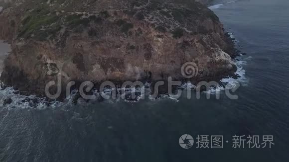 飞机：从加州马里布上空飞行，在日落时可看到海滩岸线和山崖