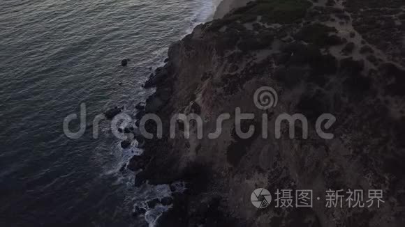 飞机：从加州马里布岛上空飞行，可在日落时看到海滩海岸线和山崖