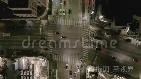 高空：在十字路口街道的俯视，有大的建筑工地，夜间有洞，有发光