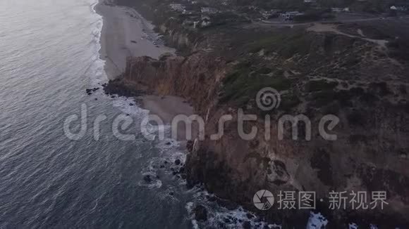 飞机：从加州马里布岛上空飞行，日落时可看到海滩岸线和山崖