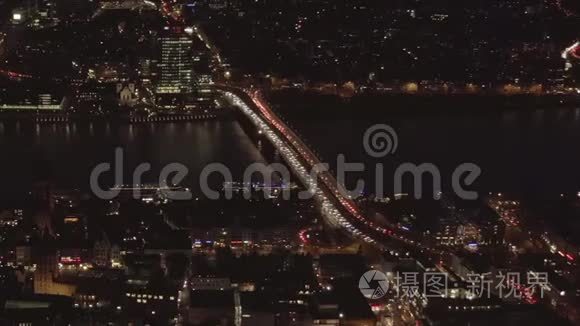 空气：美丽的大镜头在科隆德国与莱茵河和桥梁汽车交通和城市灯
