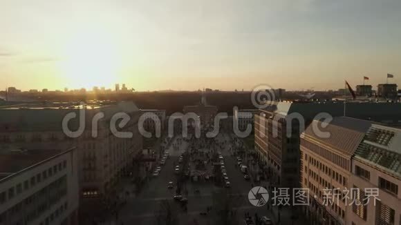 美丽的金色夕阳下，德国街朝勃兰登堡门方向行驶，在繁忙的柏林低飞槽中形成一道风景