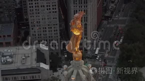 辉煌：在高速公路交通和繁忙的城市中，在纽约市旋转着金色的雕像