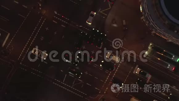 高空：美丽的头顶上，夜晚繁忙的十字路口，车上的交通和城市的灯光