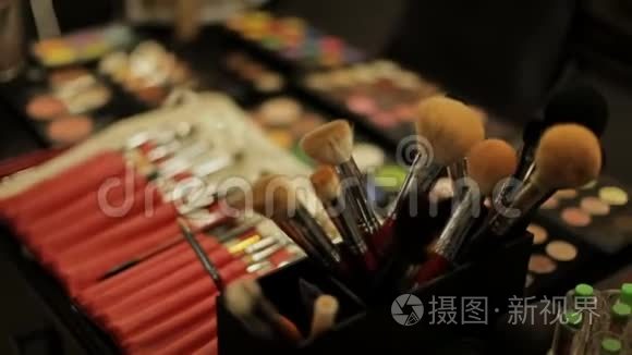 发型师用专业化妆品化妆视频