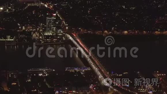 空气：美丽的大镜头在科隆德国与莱茵河和桥梁汽车交通和城市灯