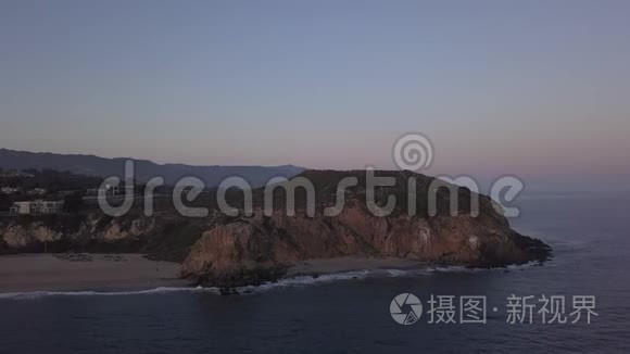 飞机：从加州马里布岛上空飞行，可在日落时看到海滩海岸线和山崖