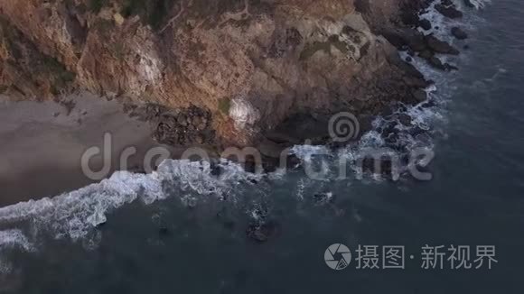 飞机：从加州马里布岛上空飞行，日落时可看到海滩岸线和山崖