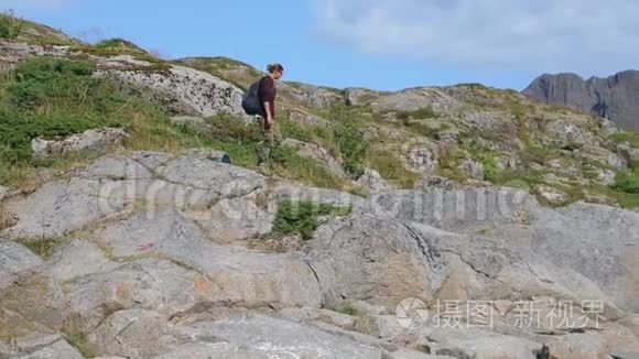 年轻的女旅行者走山路欣赏风景视频