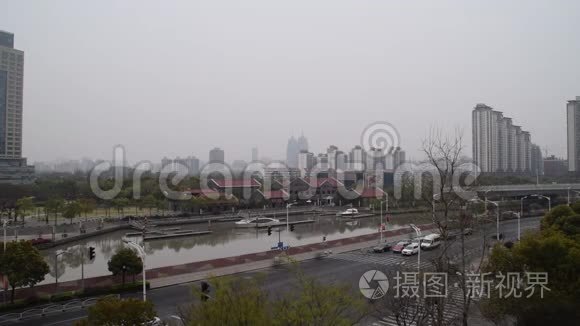时代标志：中国上海多云间阴天，车水马龙