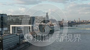 外观科隆未来派克兰豪斯，起重机房屋公寓，办公室建筑在美丽的阳光与反射