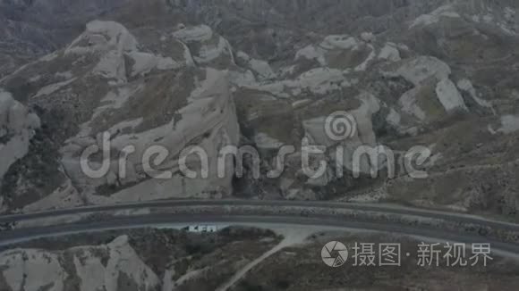 空中：沙漠，日落时加利福尼亚的群山