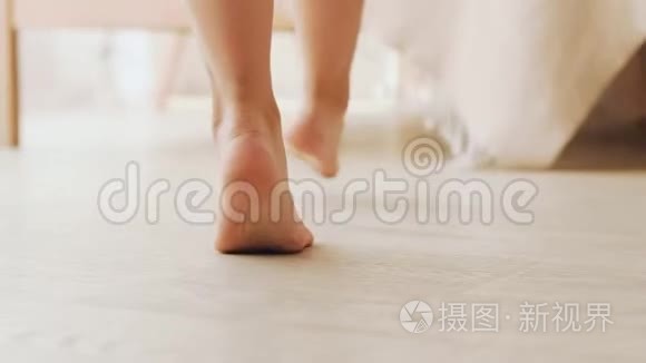 足疗保健美女走路视频