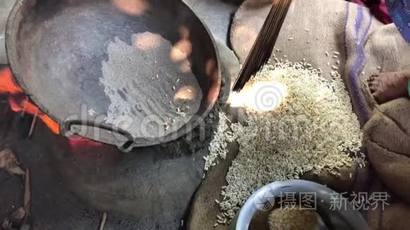在乡下的煎锅里做膨化的米饭视频