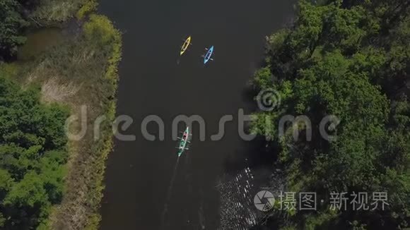 独木舟漂浮在河上视频