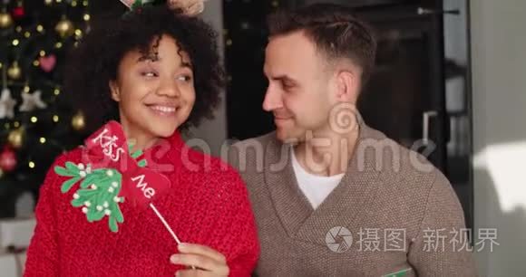 一对快乐的夫妇庆祝圣诞节视频