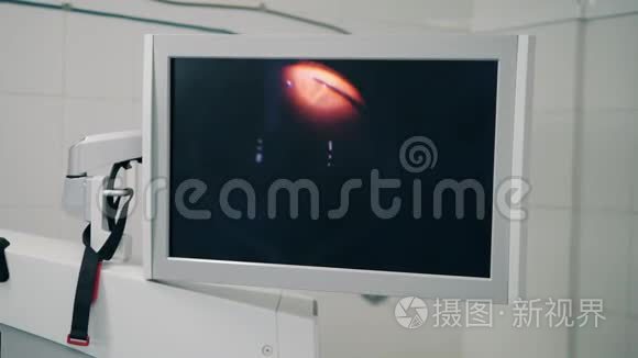 眼球的操作显示在屏幕上视频
