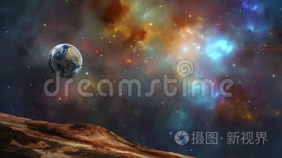 太空场景。 地球行星在五颜六色的分形星云中飞行。 美国宇航局提供的元素。 3D绘制