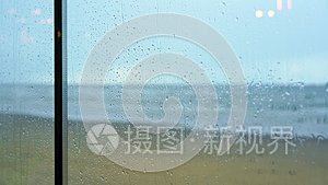 雨滴覆盖宽透明的窗户玻璃特写视频