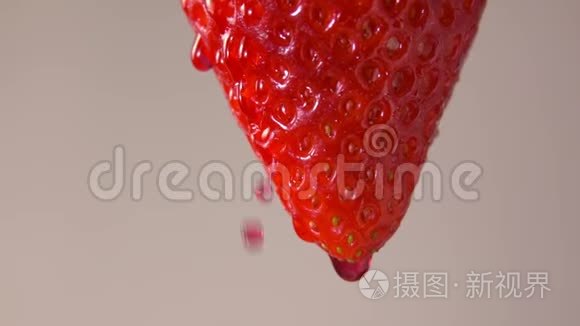 把红色的汁液滴在草莓上