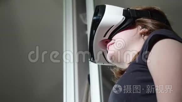 下观白种人女孩戴着黑色t恤的VR眼镜。