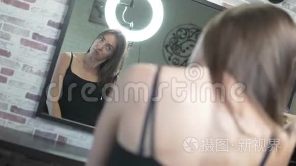 女人在美容院照镜子视频