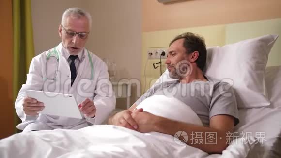 男性医生给病人做核磁共振检查