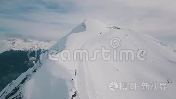 向上倾斜空中，覆盖着白色清澈的雪，有滑雪和滑雪的跑道