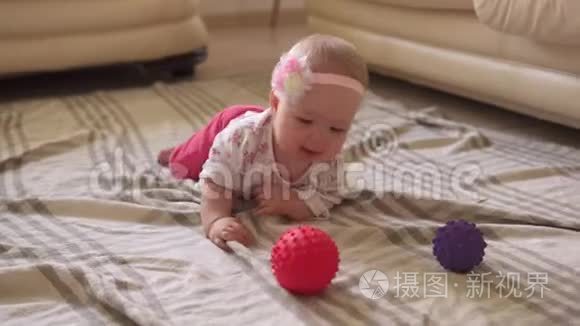 幼儿在地板上玩玩具球视频